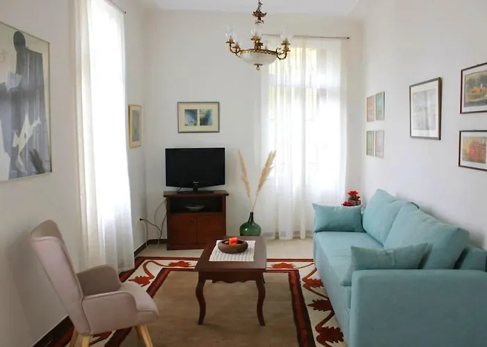 Calliope\'S Neoclassical Home In The Heart Of Plaka
