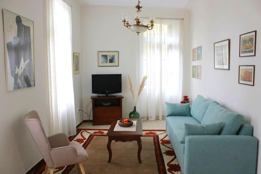 Calliope's Neoclassical In The Heart Of Plaka *